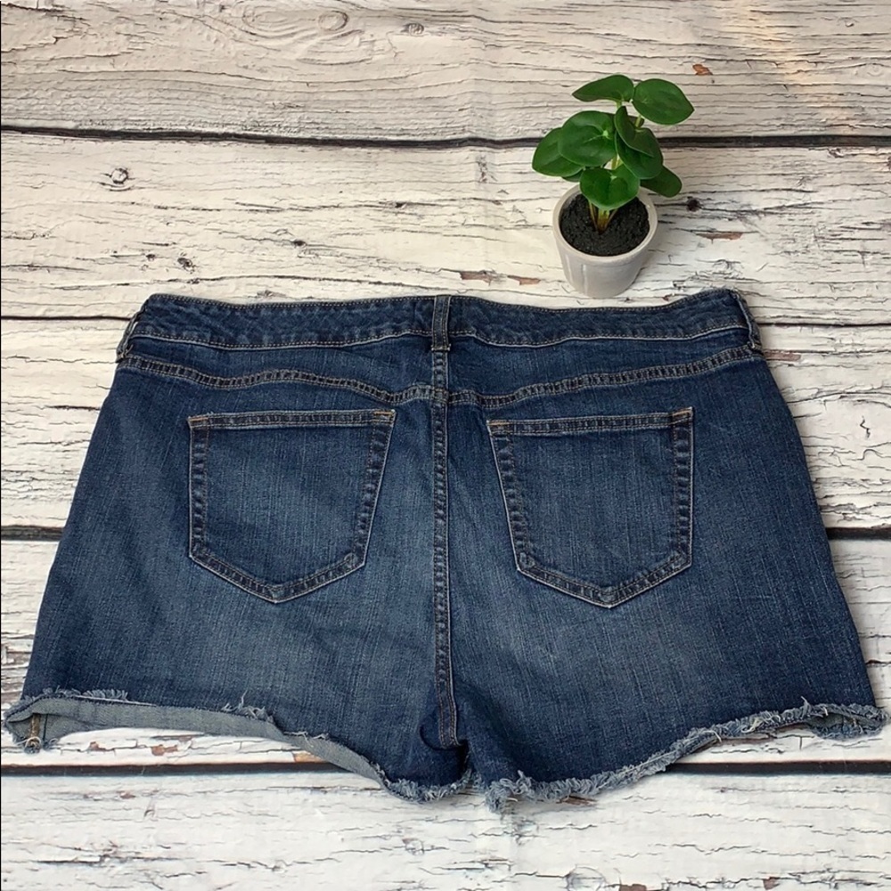 Gap High Rise Cut Off Short - Picture 2 of 8